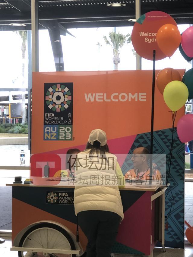 1689521967310077597.jpg 悉尼机场抵达大厅里设立的一个女足世界杯欢迎台.jpg