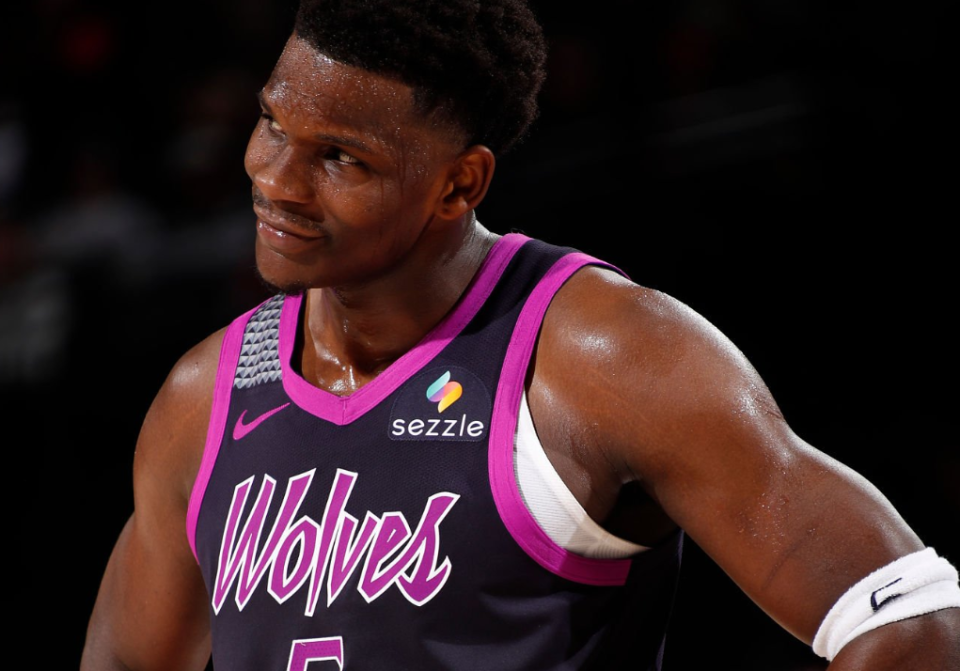 NBA直播-NBA官宣两张罚单：华子贝恩用力把球扔向观众席 各罚25000美元